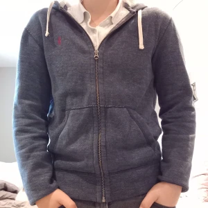 Polo raulph luren zip hoddie - Tja säljer en ful zip från raulph luren storlek s bra skick hör av er vid fler frågor