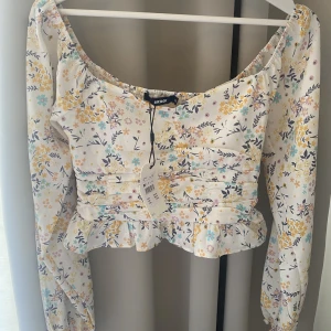 Sommartopp - Säljer denna oanvända topp ifrån bikbok i storlek xs 💛