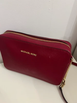 Michael Kors väska - Superfin röd Micheal kors väska utan några skador och rymmer mycket.