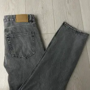 Säljer nu dessa skit snygga jeans som jag nyligen har köpt på näten men som inte passar så helt oanvända i toppskick 