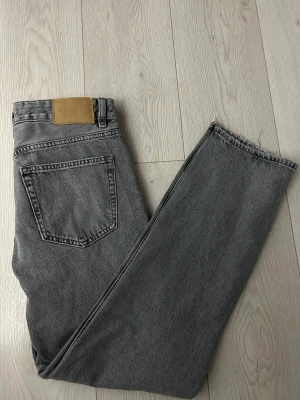 Jeans  - Säljer nu dessa skit snygga jeans som jag nyligen har köpt på näten men som inte passar så helt oanvända i toppskick 