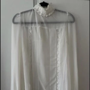 Blus - En vit blus ifrån NA-KD i storlek xs endast använd 2 gånger, nytt skick! Kostade 399kr som ny.