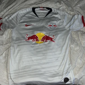 RB Leipzig tröja - Hemmatröjan 19/20  Storlek M  Bra skick 