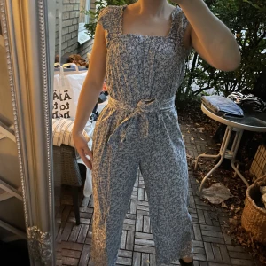 Byxdress  - Blommig byxdress ifrån H&M i bomull. 