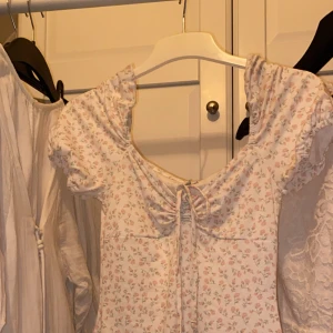 Söt klänning - Jättesöt sommat klänning från Nelly. Andvänd 1-2 gånger🫶🏻