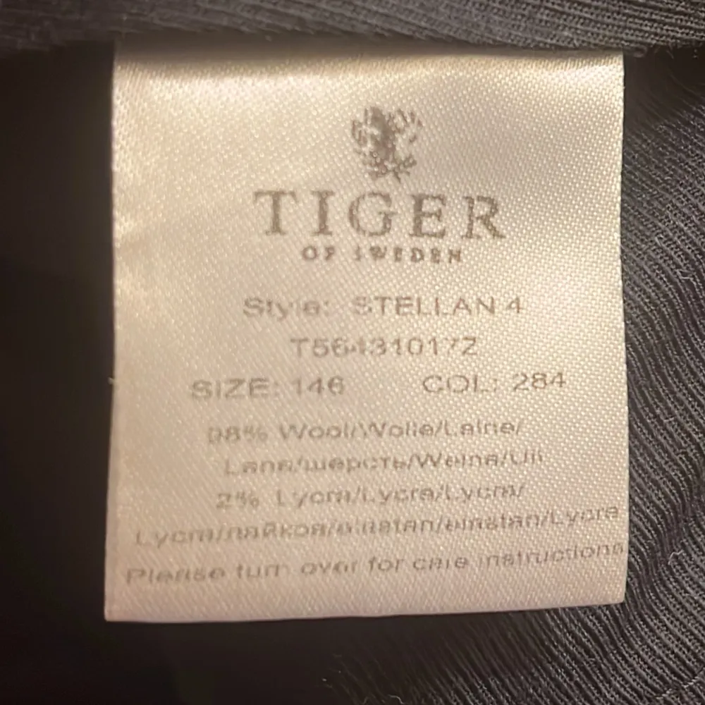 Kostymbyxor från tiger of sweden  Står att det är storlek 146, skulle säga att dem sitter som Medium Rätt slim, sitter riktigt bra . Jeans & Byxor.