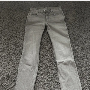 Gråa jeans - Säljer mina snygga gråa jeans då de är för stora på mig..❤️ Innerbenslängden är 83