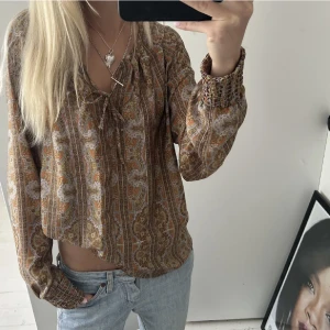 Blus ifrån H&M - Säljer denna as snygga blus ifrån hm, använd fåtal ggr❤️