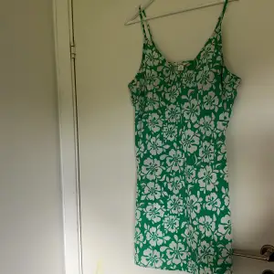Fin klänning som jag använder för sällan, det är storlek 46 men skulle säga att den passar 44 också. Justerbara axelband! 