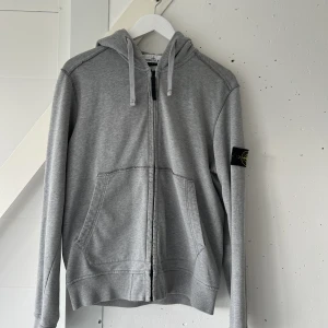 Stone island - Stone island zip hoodie Skick 7-8/10  Strl m Bud från 1299 Bin 1499