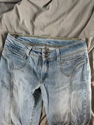 Assnygga jeans från Levis. Lågmidjade med coola sömmar! Storlek 30/32.