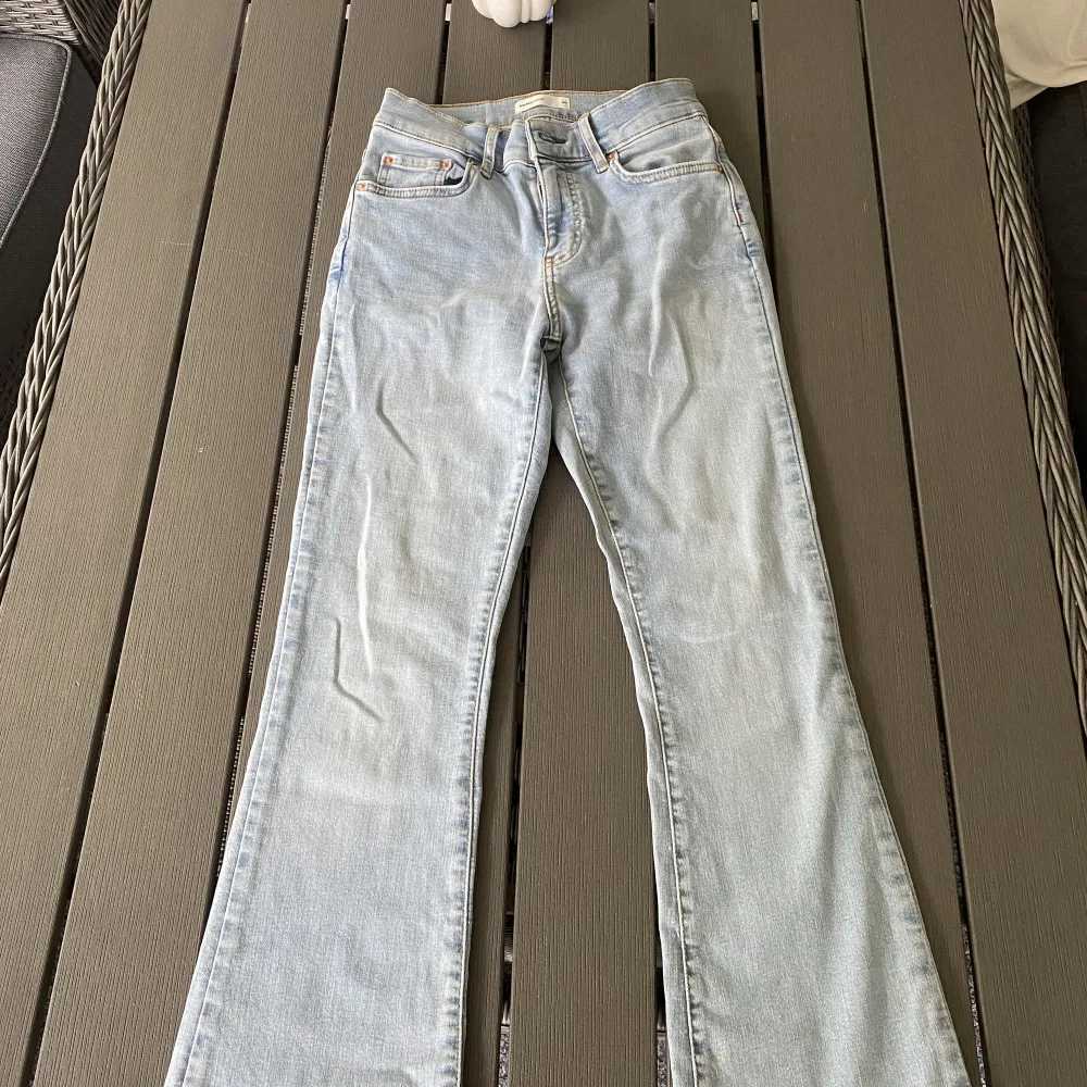 Jättefina ljuseblå bootcut jeans. Säljer är att dom är för små för mig 💙. Jeans & Byxor.