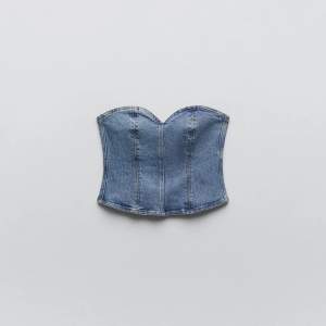 Denim/jeans-topp från Zara, endast använd ett par gånger 💛skriv gärna om ni är intresserade så kan priset diskuteras