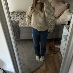 Highwaist Levi’s jeans - Nästan oanvända Levi’s jeans som är superfina nu till hösten. Skönt denim material som är lite stretchiga i midjan. Prutbart pris! Nypris:~1000 kr