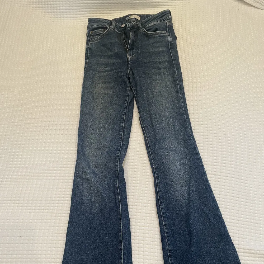 Mörkblå flare jeans från Gina ⚡️. Jeans & Byxor.