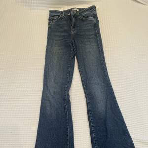 Mörkblå flare jeans från Gina ⚡️