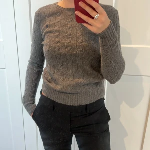 Ralph lauren tröja - Grå stickad tröja från ralph lauren i strl S. Lite nopprig på vissa ställen men det går säkert att ta bort! Annars i rätt fint skick!