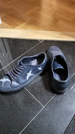 Axel arigato skor - Feta arigato skor som inte säljs längre, tecken på använding men inget som märks när de används, pris kan diskuteras