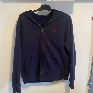 Ralph Lauren Hoddie - Hej! Säljer nu min hoddie då den inte passar längre. Fint skicka 7/10 använd men ser fortfarande bra ut.   Storlek: 170