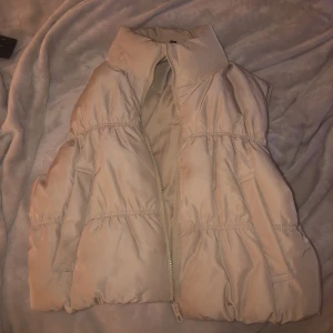 Väst från hm - Använt 4-5 gånger, tjock väst besh i storlek s