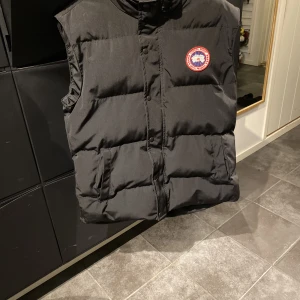 Canada goose väst - Snygg cg väst i bra skick som jag säljer då den är för stor för mig Pris kan diskuteras vid en snabb affär  Hör av er vid frågor!