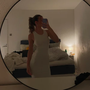 Vit klänning  - Sååå fin lång vit klänning från chiquelle!!💞super snygg till sommaren eller någon middag😊😊