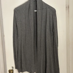 Kofta/cardigan  - Kofta/cardigan från Mango.  S men passar även större.  Priset är ej hugget i sten