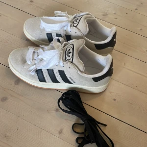 Adidas Campus 00s - Säljer mina adidas campus 00s i strl 38. Använda 2 gånger. Säljer då jag inte kände att modellen passar mig. Extra snören i svart tillkommer.