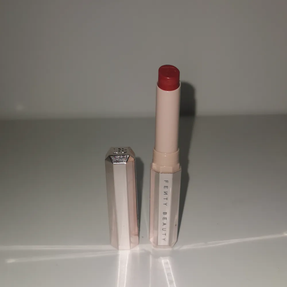 Fenty Beauty by RihannaMATTEMOISELLE Plush i färgen MADAMN. Den perfekta röda färgen. Helt ny. Övrigt.