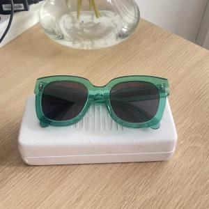 Chimi solglasögon  - Säljer dessa chimi glasögon i moddelen 008 i färgen aqua.  Använda fåtal gånger så i fint skick. 