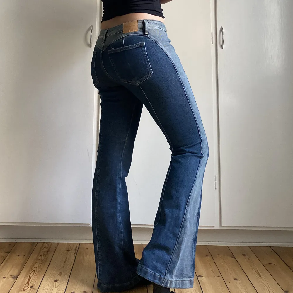 Supercoola lågmidgade jeans från Weekday! Endast testade därav lappen kvar. Inköpspris 650kr. Säljer pga att de var lite för låga för mig. Jag är 172cm och har oftast 38/M i kläder. Litet fel i söm (se bild 3). Skriv vid funderingar! Använd köp nu👇🧚‍♀️. Jeans & Byxor.
