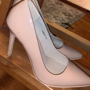 Klackskor  - Använda 2 ggr. Jätte bekväma. Men jag blir aldrig bjuden till fest varför ska jag ha de 😂. 