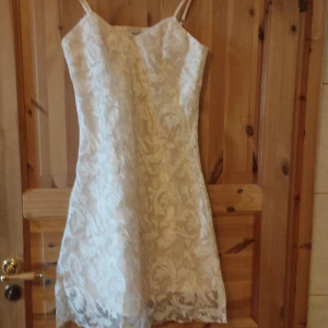 klänning  - Väldigt fin och elegant klänning, tyvärr för liten i bysten för mig.