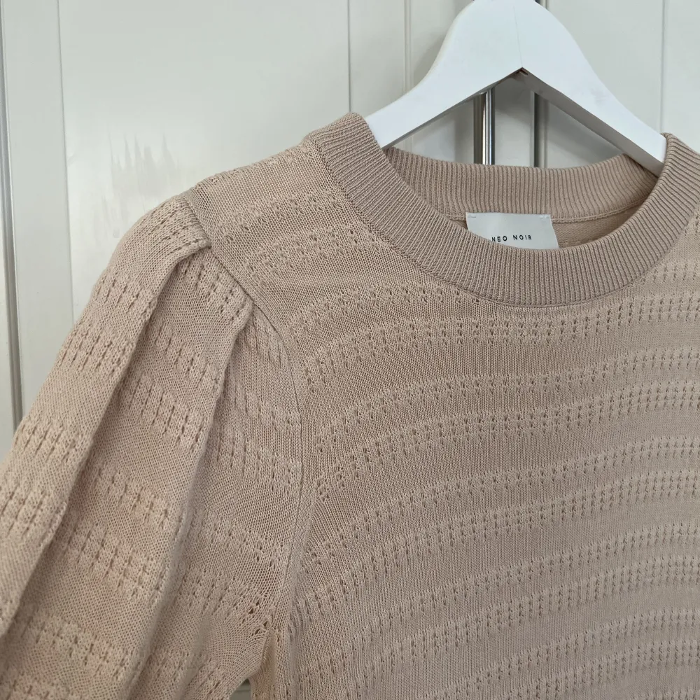 Beige knit från Neo Noir! Använd ett par gånger men är i bra skick! . Blusar.