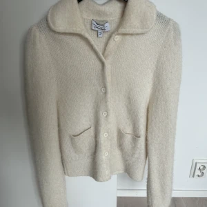 Stickad kofta - Säljer denna fina vita koftan från & other stories💕storlek s