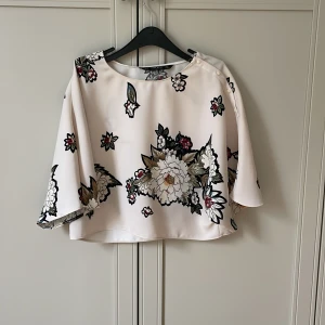 Croppad topp - Söt croppad topp ifrån Zara, storlek M