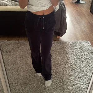 Juicy Couture byxor - Säljer mina juicy couture byxor i mörkblå färg storlek xs i bra skick. Ordinarie pris 1,200kr men säljer för 550kr💖