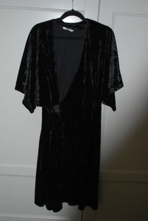 Klänning - Klänning från Ellos i storlek 34. Omlottmodell. Använd men i gott skick, väldigt skön och smickrande! 