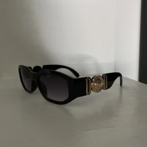 Versace solglasögon  - Säljer ett par versace solglasögon, skick 10/10, pm vid mer frågor.