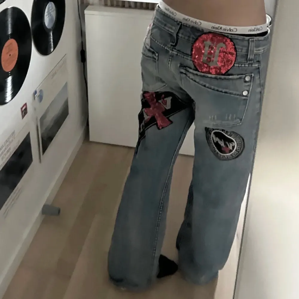 Jättecoola lågmidjade jeans med supersnygga tryck på baksidan. Strl M💓. Jeans & Byxor.