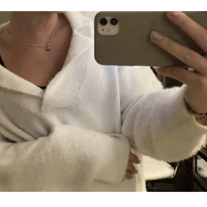 Stickad tröja  - Fins ”fluffig” tröja, fint skick! 