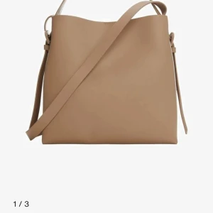 Mango väska - tryck INTE på KÖP NU!  skriv till mig ist  Helt nyköpt, använd en gång. Säljer för att det skar sig med mina jackor annars super fin väska