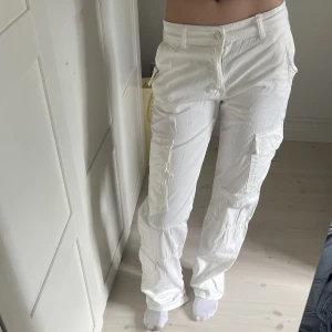 Vita cargobyxor - Säljer mina as coola cargo byxor köpta på zara för cirka ett år sen! Använt cirka tvp gånger och säljer då de inte kommer till användning💕