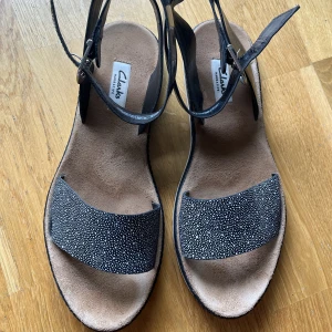 Clarks sandaler  - Nya fina sandaler från Clarks i strl 40. Använda endast en gång pga fel storlek för mig. 