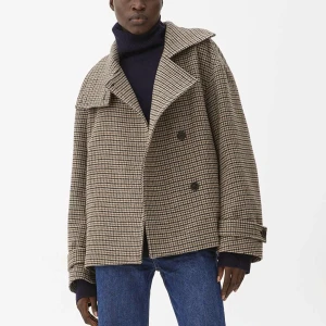 Arket Wool Jacket - Säljer min ullkappa från Arket i storlek 34! Den är i nyskick, inga defekter. Säljer då den tyvärr är lite för kort i armarna på mig som är 176 🥲 Nypris är 2290 ❤️