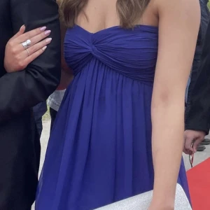 Blå balklänning - Säljer nu min underbara balklänning! Original från Nelly i storlek M men satt bra på mig som är en mindre 38, ofta 36! Priset är diskuterbart!