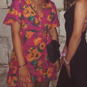 Klänning - Mönstrad blommig klänning, med insydda shorts.  Storlek L men passar mig som är en s/xs. 