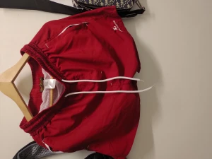 LV streetwear (logo på shorts lysa fram när den blir blött  - Hej? Bilderna är kanska slarvig tagen. Skick är bättre var det ser ut på foton. Använder dem mesta av de är knappast används önska du mer bilder ,,det bara pm