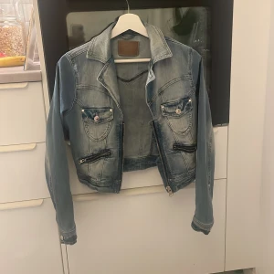 Jeansjacka från Gina  - Jeans jacka från Gina, sparsamt använd. Sitter väldigt fint på. Storlek 38