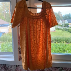 Orange klänning  - Klänning från mango, den e knappast andvänd, säljer för att den är för liten. Kort i längden, köparen står för frakt!!🩷🩷